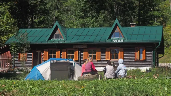 V taboru na Pšenku se te dni preživetja v naravi učijo mladinski 
delavci iz osmih evropskih držav, danes pa se začenja tudi tabor 
preživetja v Renčah. 