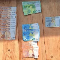 V hi&scaron;ni preiskavi na Gori&scaron;kem 43-letniku zasegli drogo in avtomatsko orožje