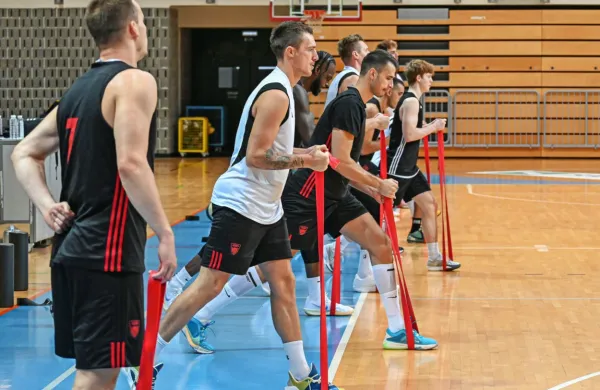 Košarkarji  novega regionalnega ligaša, levo je slovenski reprezentant Klemen Prepelič.