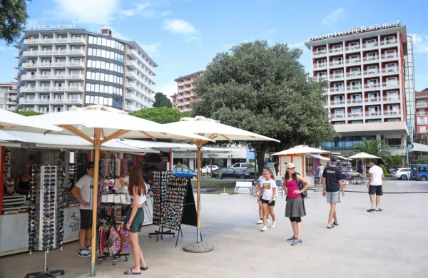 

Domači in tuji turisti so največ prenočitev ustvarili v hotelih, sledili 
so zasebne sobe, apartmaji in hiše ter kampi.