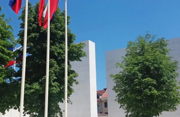 

Delegacija Študijskega centra za narodno spravo, Vojaškega 
vikariata Slovenske vojske in Nadškofije Ljubljana bo  položila 
cvetje pred  spomenikom žrtvam vseh vojn na Kongresnem trgu.