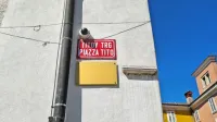 V Kopru so protestno   narobe obrnili 33  historičnih tablic.