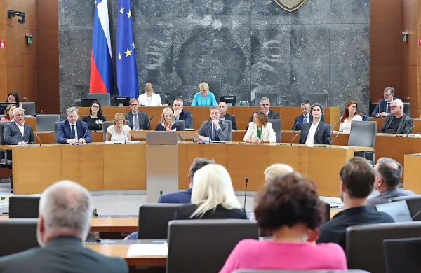 Robert Golob bi z izborom Damirja Črnčeca za obrambnega 
ministra tvegal konflikt s civilno družbo in koalicijskima partnerjema.