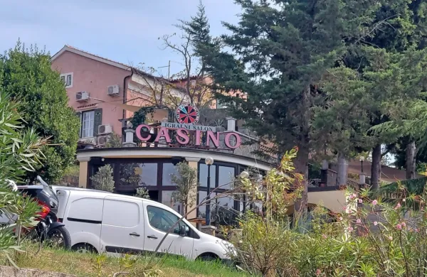 Roparji naj bi iz igralnice Andor odnesli približno 30.000 evrov.