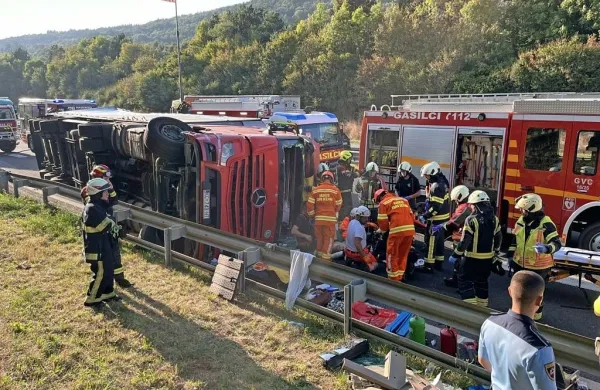 Slovenski  voznik  se  je s  tovornjakom  prevrnil  na  bok  in  huje  
poškodoval.  