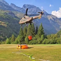 Bazen, iz katerega  sta helikopterja  zajemala  vodo,  so  gasilci    
postavili  v vasi  Soča. 