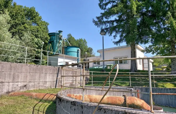 Sanacija v vodarni Močila še ni zaključena, a domačini v Močilih in v Gorenjem Polju  spet lahko pijejo vodo iz vodovoda. Gasilci v vodohrama 
dovažajo vodo iz Mrzleka.  

