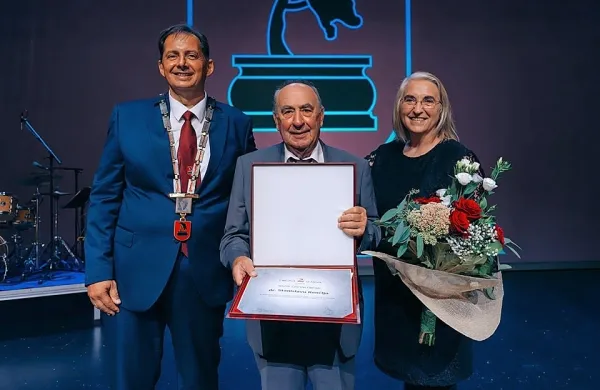 Častni občan  sežanske občine je Stanislav Renčelj (v sredini), ob 
njem župan Andrej Sila (levo) in članica občinskega sveta Ljubica 
Jelušič.