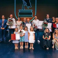 Prejemniki letošnjih priznanj sežanske občine, levo v drugi vrsti 
župan Andrej Sila, Stanislav Renčelj pa v sredini druge vrste.