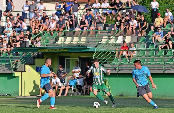 Miha Kopatin (z žogo) je začel in končal strelski niz na dvoboju 
med Vipavci in Bistričani. 