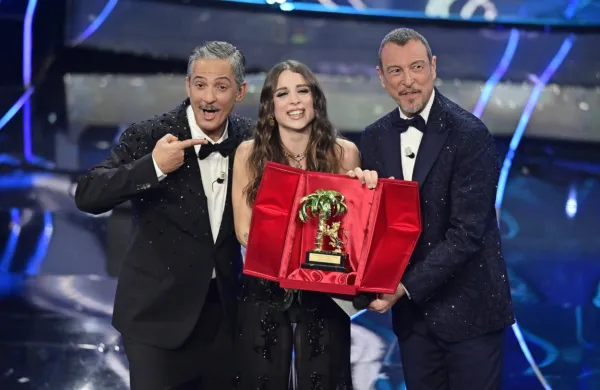 Festival  Sanremo (na fotografiji je lanska zmagovalka Angelina 
Mango z Amadeusom in Fiorellom) bo postregel  z novostmi. 