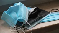 Maska ostaja po besedah zdravnikov, poleg cepljenja, še naprej 
najbolj učinkovita zaščita pred okužbo s covidom-19. 