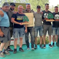 Drugo uvrščena ekipa tolminske enote zavoda za gozdove (z leve) 
Marko Žgavec iz Zadloga, Miha Tolminec iz Idrijskega Loga in Tadej 
Rupnik z Jeličnega Vrha. Desno od njih direktor zavoda za gozdove 
Gregor Danev in zmagovalna trojica iz Nazarij.