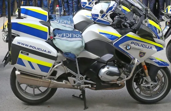 Policist  je na  motorju  hitel    na  prizorišče  prometne  nesreče,  dohitel  
voznika, ki je  zaradi  zastoja  zaviral,  in  trčil  v  njegov  avto.  