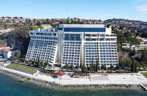 Med delničarji Save Turizma si tudi nekdanji delničarji Hotelov 
Bernardin. To družbo si je Sava Turizem pripojila pred štirimi 
leti.   

