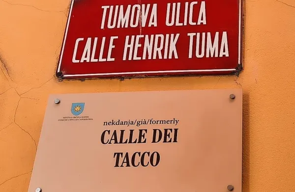 Koprske tablice z zgodovinskimi imeni trgov in ulic (spodaj) so po 
mnenju inšpektorata neprimerne in terjajo njihovo odstranitev. 