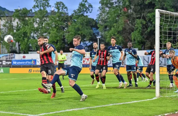 Novogoričani (v modrih dresih) in Ajdovci so se v športnem parku 
nazadnje pomerili v končnici pretekle drugoligaške sezone, ko se 
je zmage s 3:2 po razburljivem razvoju dogodkov   veselilo Primorje.  