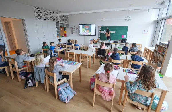 V projektu želijo  opozoriti na prednosti večjezičnosti, ki je v 
izobraževalnem okolju vse očitnejša tudi zaradi vse večjega deleža 
priseljenske populacije v šolah.