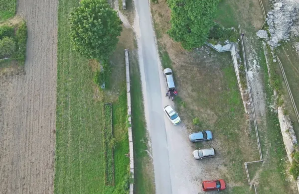 Policisti so preverili tudi voznike, ki so na praznični Marijin praznik 
parkirali ob ruševinah dvorca Haasberg ob robu Planinskega 
polja.