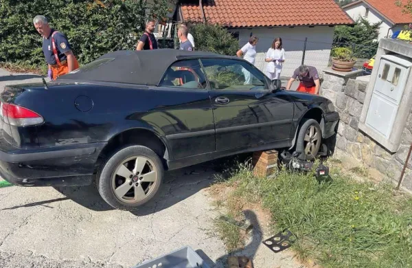 Črni saab se je ustavil šele, ko je ob zid stisnil nesrečnega 
lastnika.