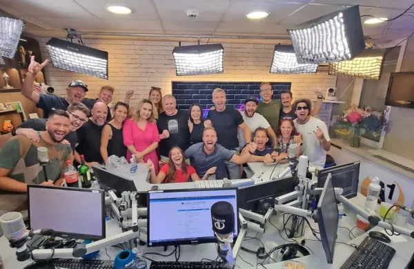 Jana Morelj je danes ob 10. uri po trinajstih letih zaključila z delom 
v najbolj poslušanem jutranjem programu v Sloveniji, Denis Avdić 
Show na Radiu 1.