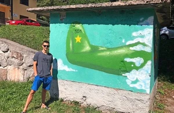Najbolj ponosen sem na zid z letalom, ki prikazuje spomenik 
padlim partizanskim letalom tu v Čepovanu. Želel sem namreč 
narediti nekaj, kar spominja na kraj,” je o svojem grafitu povedal 
Leonardo Didič. 