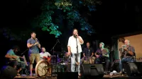 Veliki glasbeni tovarišiji Bakaline Velike se je na festivalu Zmaj ma 
mlade pridružil Sebastjan Grešak na flavti iz lesa iz mlajše kamene 
dobe. 
