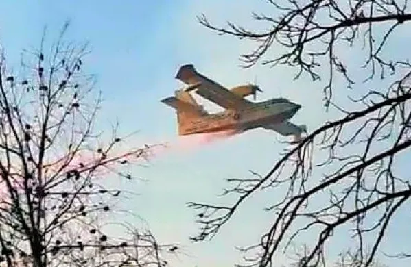 Požar sta pomagali gasiti dva kanaderja.