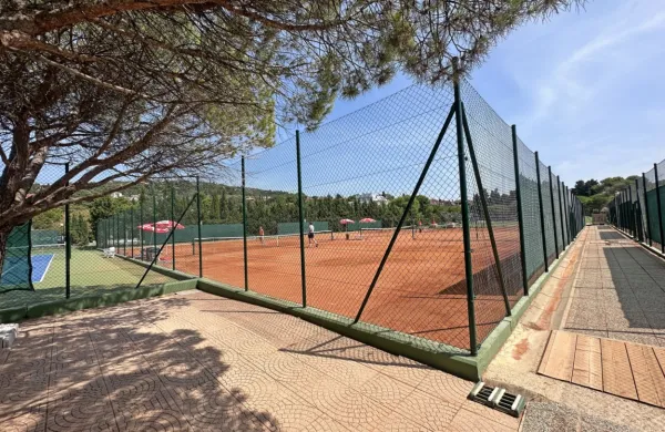 Portoroška teniška igrišča v prenovljeni podobi. 
