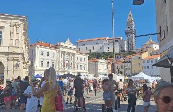 V Portorožu in Piranu so junija in julija skupaj našteli 540.256 
prenočitev oz. za tri odstotke manj kot lani, a na Turističnem 
združenju Portorož ocenjujejo, da bi lahko to že avgusta nadoknadili.