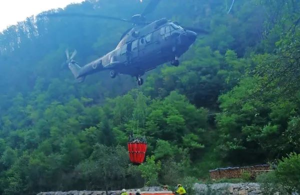 Gasilci so požar v soboto deloma pogasili, danes pa se akcija 
nadaljuje, tudi ob podpori treh letal Air Tractor in helikopterja 
Slovenske vojske.