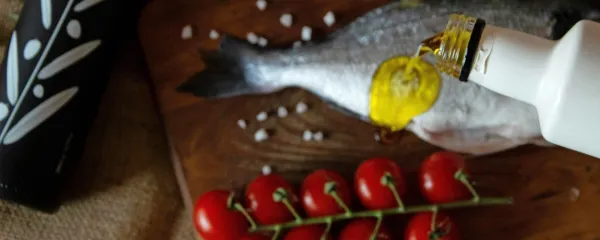 Ko se odločamo o spremembi prehranjevalnih navad z željo, da 
nam primerna hrana postane vsakdanja navada, se, če sami 
nimamo kakšnih posebnih zahtev, ozrimo pa tako imenovani 
mediteranski shemi. 