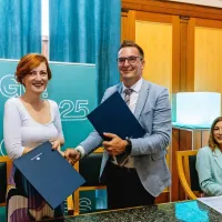 Ministrica za kulturo in novogoriški župan sta konec junija že 
odobrenim desetim milijonom za program EPK dodala še tri.