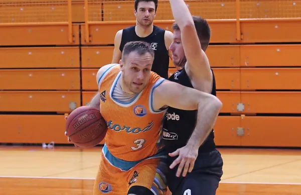 Adin Kavgić (v ospredju) bo v novi sezoni vodil košarkarje 
Portoroža.
