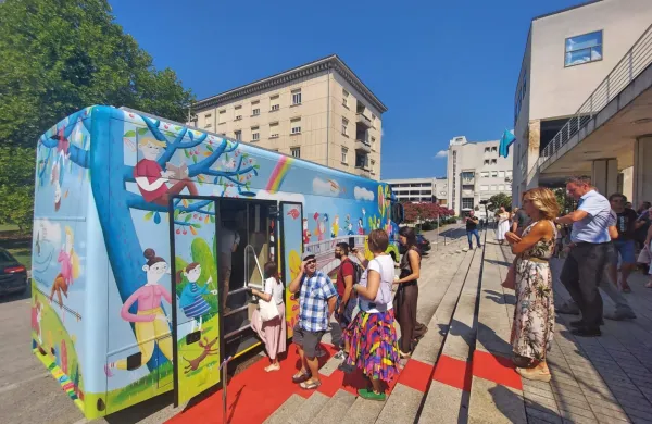 V Goriški knjižnici Franceta Bevka so danes na pot pospremili nov 
bibliobus, ki bo nadomestil  20 let starega predhodnika in bo z 
rednimi obiski  razveseljeval uporabnike  v 60 krajih na Goriškem in 
tudi v zamejstvu, v Doberdobu, Špetru in Bračanu.