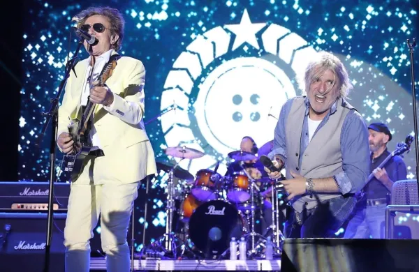 Na aktualni turneji Doživjeti stotu člani skupine Bijelo dugme 
slavijo 50 let delovanja.
