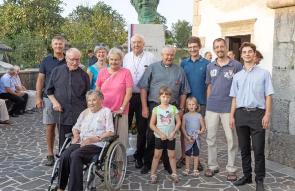 Boletova sestra Lea Zajc (na vozičku) in njuni  sorodniki,  škof Jurij 
Bizjak, kneški župnik Alojz Milharčič in soustanovitelj revije 
Ognjišče, duhovnik Silvester Čuk.