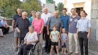 Boletova sestra Lea Zajc (na vozičku) in njuni  sorodniki,  škof Jurij 
Bizjak, kneški župnik Alojz Milharčič in soustanovitelj revije 
Ognjišče, duhovnik Silvester Čuk.