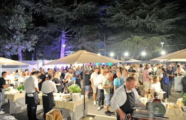 Petkov večer v hotelu Park je bil obenem priložnost za manjšo 
svečanost ob 40-letnici odprtja prve Hitove igralnice v tem 
hotelu.