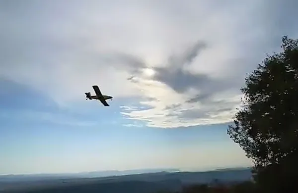   Pri  gašenju  sta  pomagali  posadki  dveh  air  traktorjev.