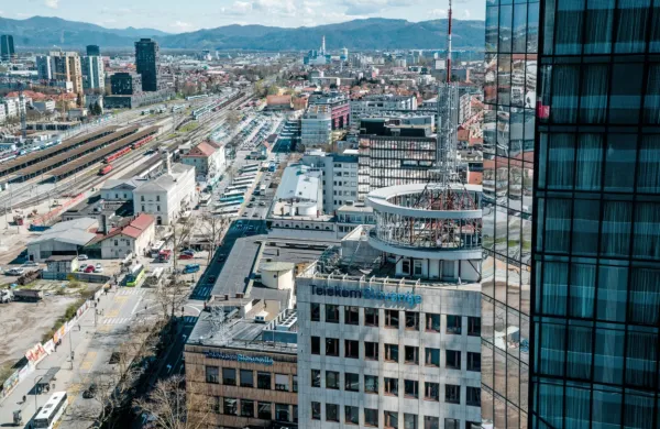 Podjetje A1 Slovenija je na sodišču vložilo tožbo zoper Telekom 
Slovenije v višini 33,7 milijona evrov. 