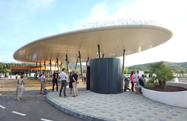 Policisti so včeraj prejeli prijavo, da je na avtobusni postaji v Kopru 
oseba s pištolo v roki. Fotografija je simbolična.