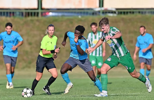 Kofi Mensah (v ospredju v modrem dresu) je popeljal Bistričane v 
vodstvo proti Dobu, ki pa se je na koncu veselil treh točk. Tako kot 
Vipavci (v zeleno-belih dresih) na gostovanju v Trbovljah. 