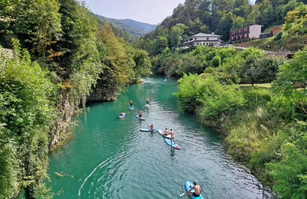 Mostarsko jezero postaja  vabljivo za suparje, veliko je kopalcev, ki 
jih v preteklosti ni bilo. 