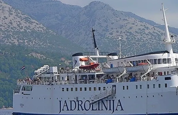 V hrvaškem državnem podjetju Jadrolinija so po vrsti težav in po 
nedavni nesreči, v kateri so življenje izgubili trije člani posadke, 
razrešili tehničnega direktorja.