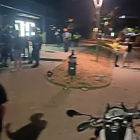 Po pripovedovanju domačinov je bilo  v  soboto   za dvorano  
Bonifika približno sto mladih. 
