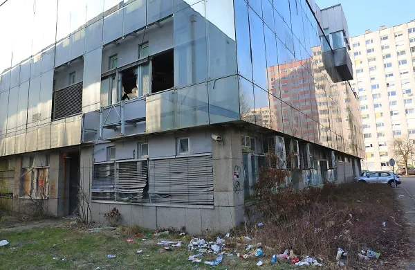 Računsko sodišče  v poročilu ugotavlja, da ministrstvo za pravosodje nakupa poslovne stavbe pri pripravi proračuna za leto 
2023 ni načrtovalo, a je kljub temu začelo izvajati aktivnosti v zvezi 
z morebitnim nakupom stavbe.