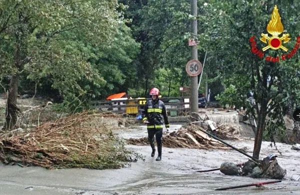 Sever Italije so po vročem poletju danes prizadela huda neurja.