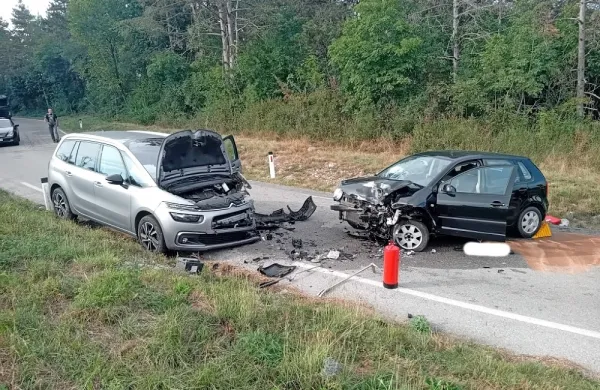 Neverke: mlada voznica čelno v drugi avto