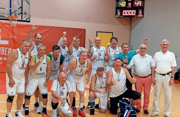 Bronasta ekipa slovenskih veteranov 65 plus tik po zmagoviti 
tekmi z Italijo (na semaforju rezultat  48:49): Vasilij Kokol, Dušan 
Jenko, Marjan Valentinčič, Marjan Fišer, Stojan  Mavrič, Janez 
Erčulj, Anton Jeram, Miro Mikuš, kapetan Stanko  Breznik, Leon 
Belušič, Abdulah  Kahvedžić, Franci Medved in  vodja ekipe Mitja 
Muha.